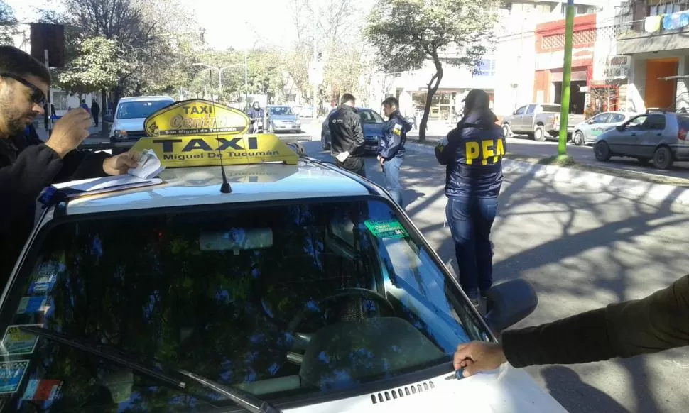 HASTA LOS FEDERALES. Las fuerzas nacionales salieron a la calle para controlar los sistemas de radio que utilizan los taxistas de la capital. ENACOm