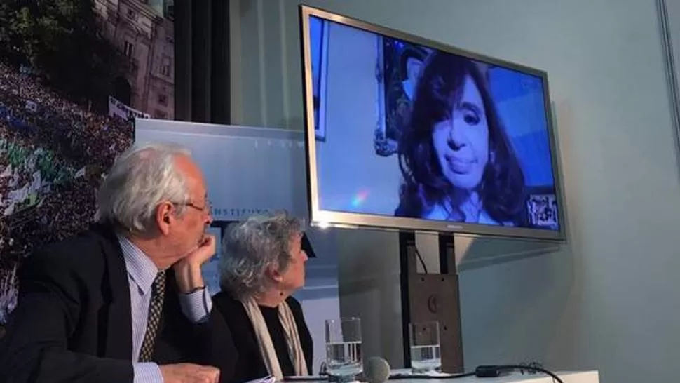 Cristina Kirchner en conferencia. FOTO TOMADA DE CLARÍN.COM.AR

