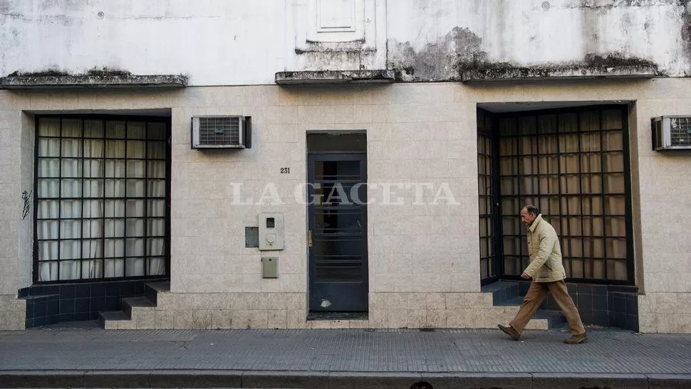 RESISTENCIA. Las dos víctimas forcejearon en esta vereda con los delincuentes, que luego escaparon en una moto. LA GACETA / FOTO DE JORGE OLMOS SGROSSO