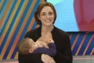 Dos periodistas aparecieron en el noticiero amamantando a sus bebés