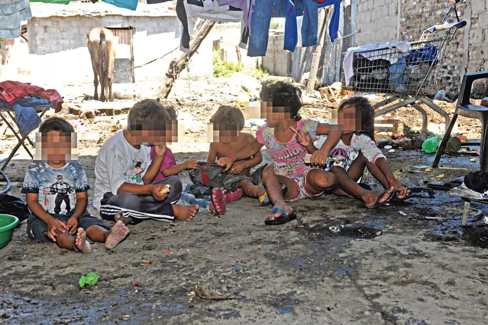 -PRECARIEDAD. En el país, en 2015 se ha registrado un 22,9% de niños en viviendas de adobe o ladrillos, con cuatro personas por cuarto habitable. lLA GACETA / FOTO DE ANTONIO FERRONI (ARCHIVO).-