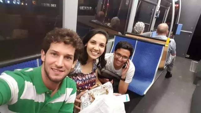 JÓVENES ESTUDIANTES. Enzo Torasso y dos de sus amigos viajando en tren. foto de facebook enzo torasso