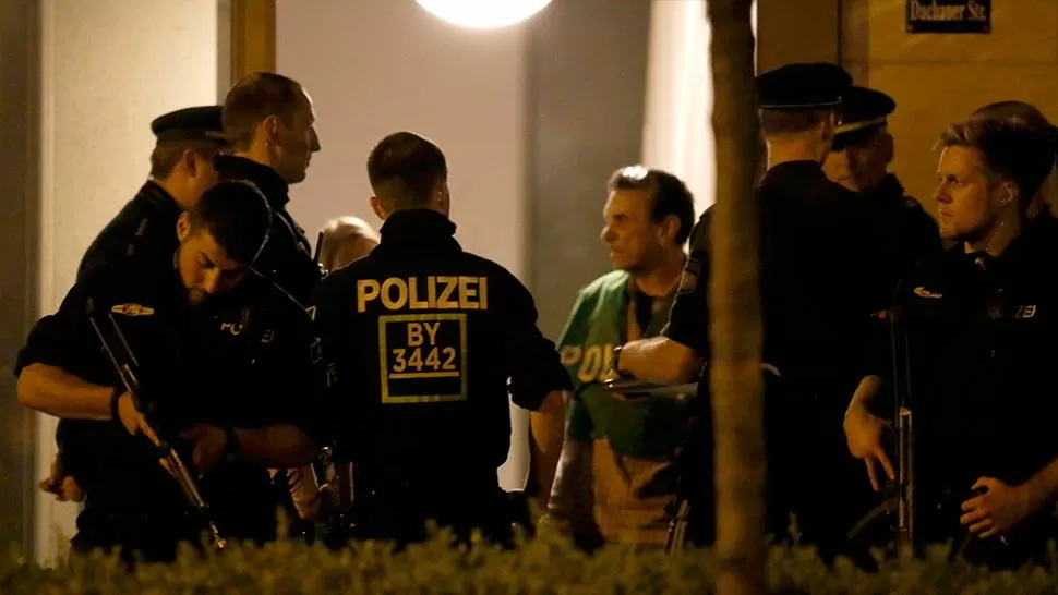 OPERATIVO. La Policía alemana inspecciona el domicilio donde vivía el atacante del shopping. REUTERS