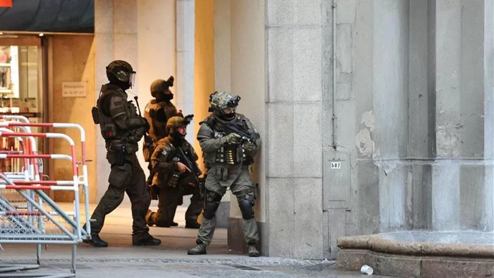 TERROR. Tras el ataque, la policía ingresa en la estación de subte de Karlsplatz, cercana al centro comercial de Munich foto: AFP Andreas Gebert