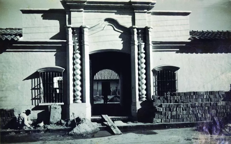 RECONSTRUCCIÓN DEL SOLAR PATRIO EN 1943. Ese año se realizaron trabajos que no respondían a las características que debía tener una casa virreinal, según el arquitecto Marinsalda. LA GACETA / ARCHIVO.