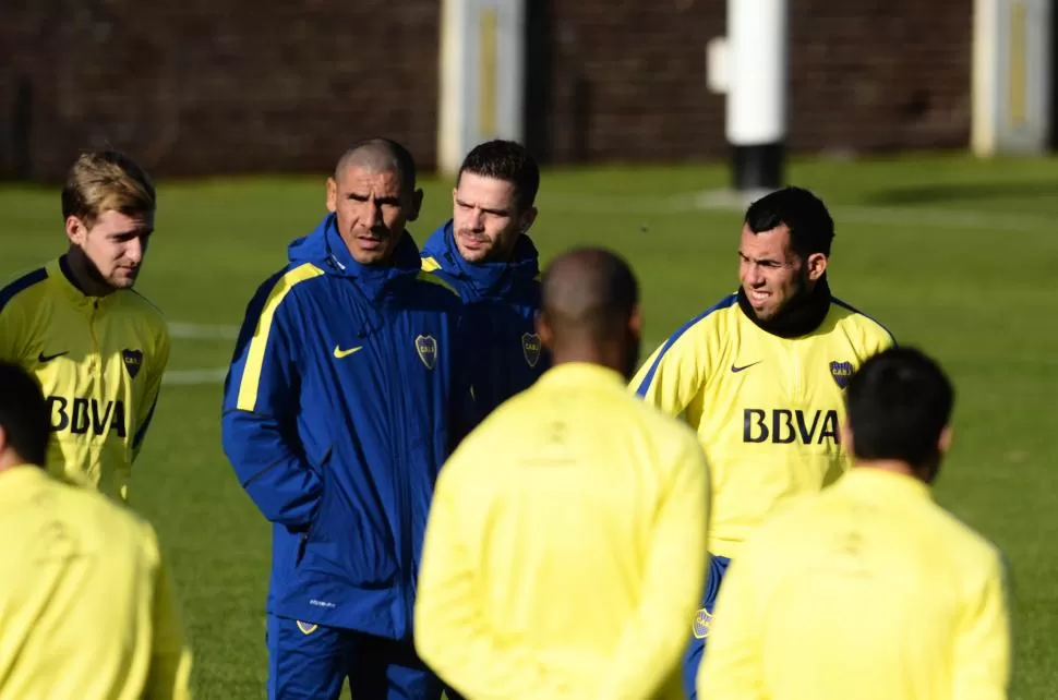 SE DESPIDE. Daniel Díaz (en la foto junto a Fernando Gago) dejará Boca para ser jugador de Getafe. DyN (archivo)