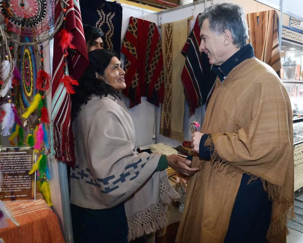 A TONO. El presidente Macri recibió de regalo un poncho de vicuña. Dyn