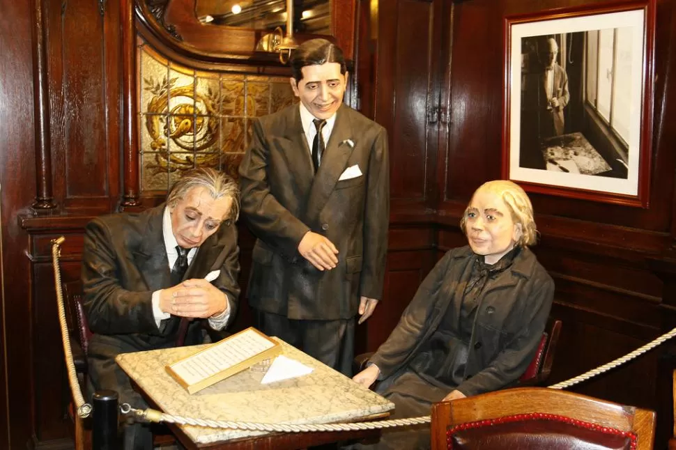 EMBLEMÁTICOS. Jorge Luis Borges, Carlos Gardel y Alfonsina Storni comparten su espacio en el Café Tortoni, fundado en 1858, en Buenos Aires. la gaceta / archivo
