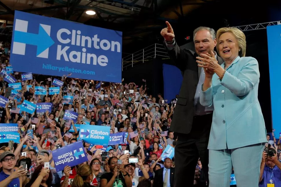 LA DAMA Y EL CABALLERO. El binomio presidencial de los demócratas; Clinton-Kaine, en el escenario. reuters