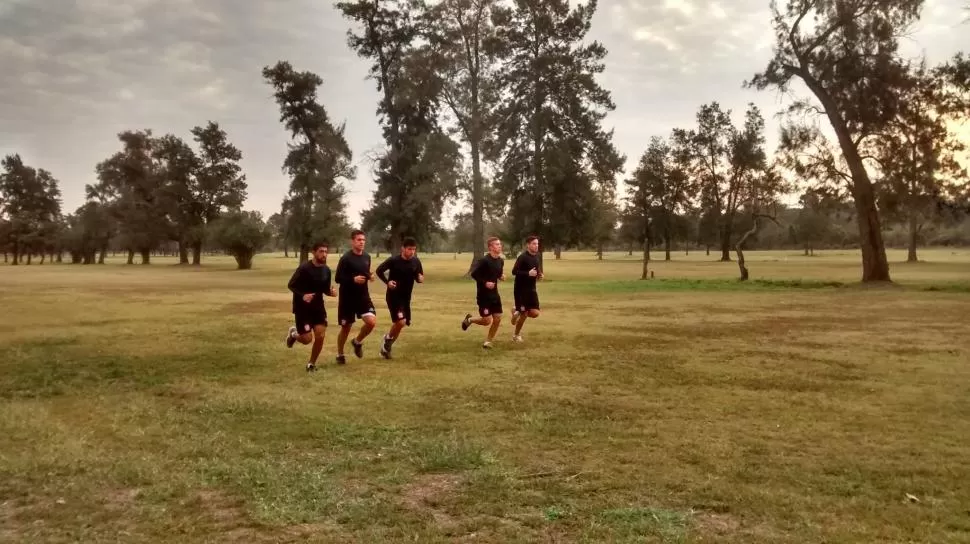FELIZ. “Lucho” González (segundo desde la izquierda) corre durante la práctica de ayer en el campo de Golf de Termas. twitter / miguel romero