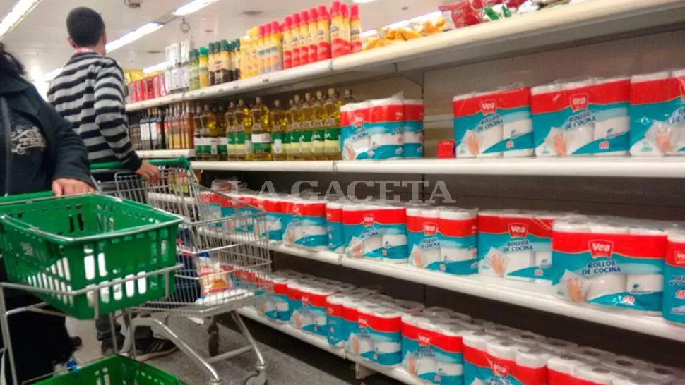 SIN ACEITE. Las cadenas de supermercados pusieron paquetes de rollos de cocina en las góndolas para que no quedaran los espacios vacíos. LA GACETA