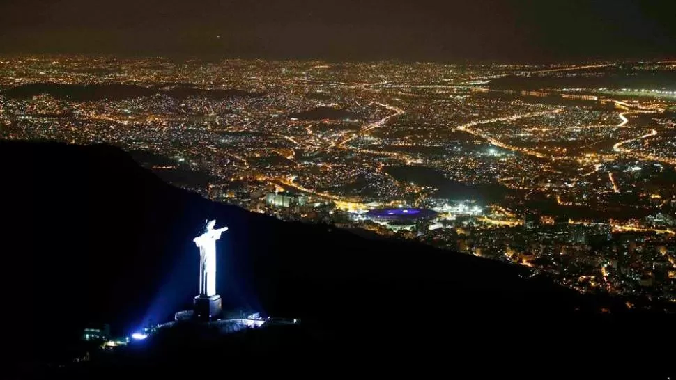 EN LAS ALTURAS. El Cristo Redentor mira a Río de Janeiro desde el Cerro Corcovado. 
