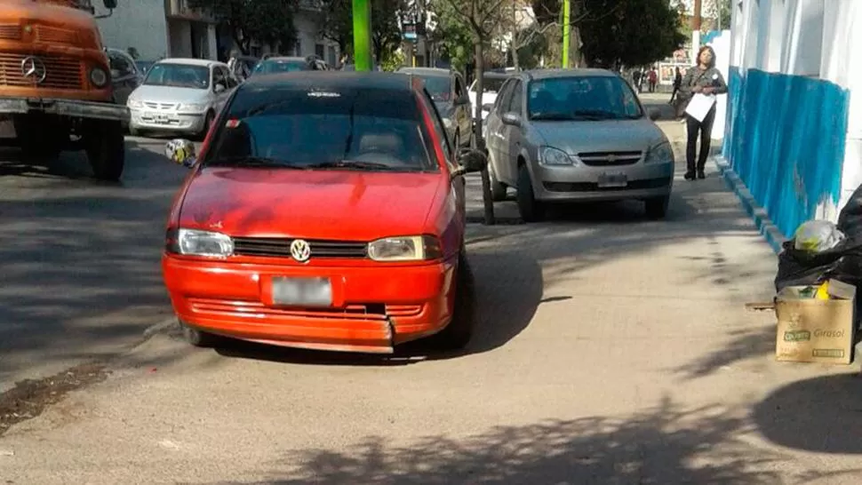 En Sarmiento y Junín dejan los autos sobre la vereda y nadie los multa