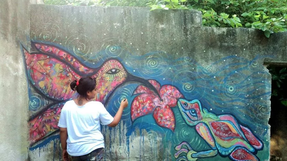 ARTE. La muralista tucumana Ana Singh,en pleno trabajo. FOTO TOMADA DE FACEBOOK