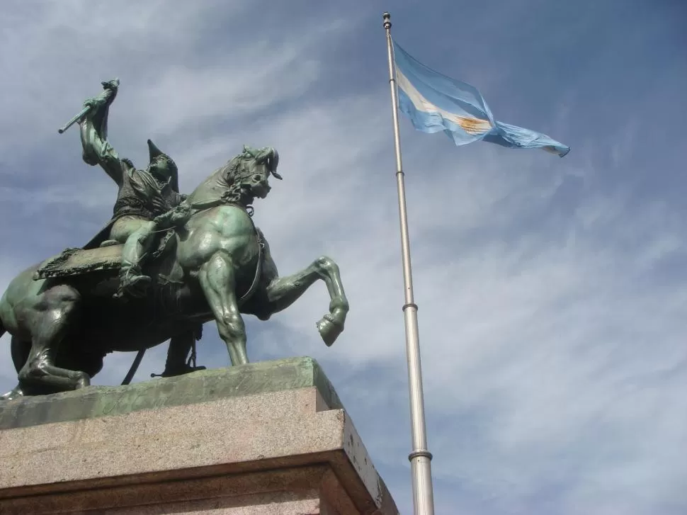 MANUEL BELGRANO. Estatua del creador de la bandera nacional, en la Plaza de Mayo de Buenos Aires 