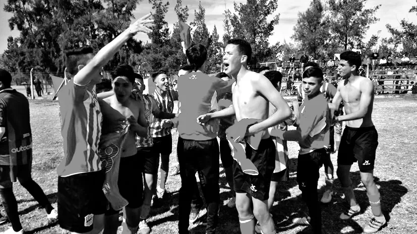 CAMPEONES. Los jugadores del Sub 15 del “Santo” celebran el título ganado en Salta. foto de alejandro sotelo