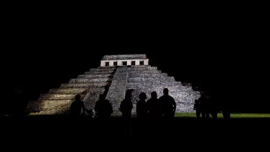 TEMPLO DE LAS INSCRIPCIONES. Vista nocturna de la construcción maya.  
