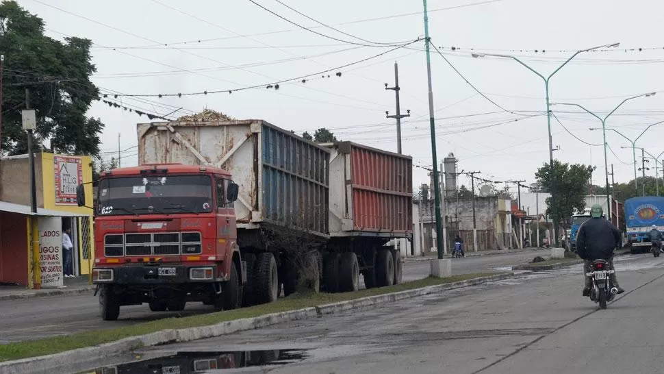 CAMIÓN CAÑERO. En esta época del año, los camiones que trasladan caña recorren los caminos de la provincia. ARCHIVO