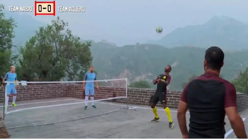 El Kun Agüero jugó fútbol-tenis en la muralla china
