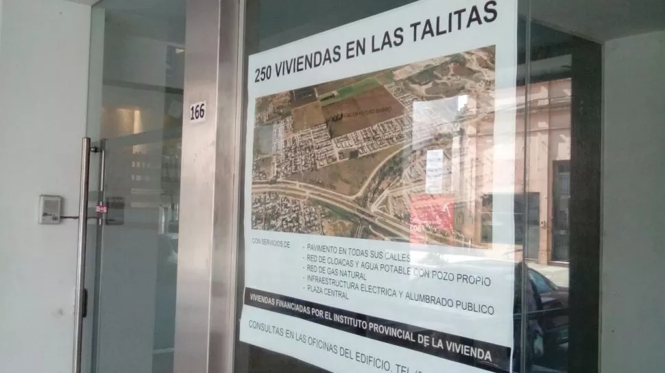 PROMOCIÓN. En la entrada del edificio de calle La Rioja 166, donde funciona Falivene Constructora, hay un cartel que publicita las casas de Las Talitas. foto enviada a la gaceta  en whatsapp