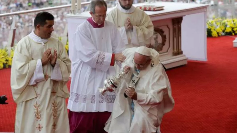 SUSTO. El papa Francisco tuvo una caída durante la misa en Czestokowa. FOTO TOMADA DE INFOBAE.COM