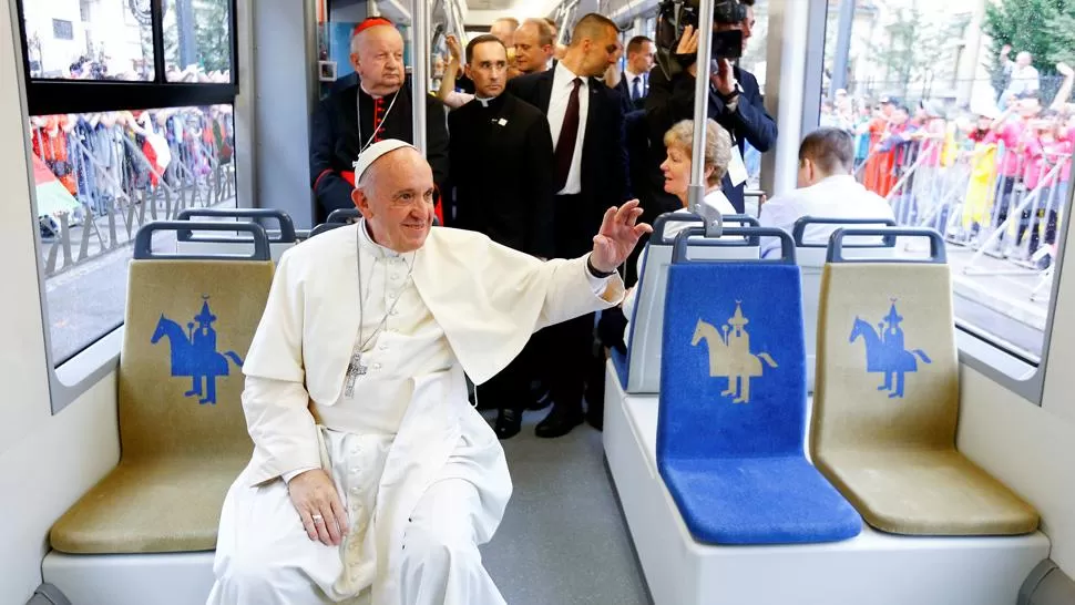 El Papa viajó en tranvía y les pidió a los jóvenes que sean humildes