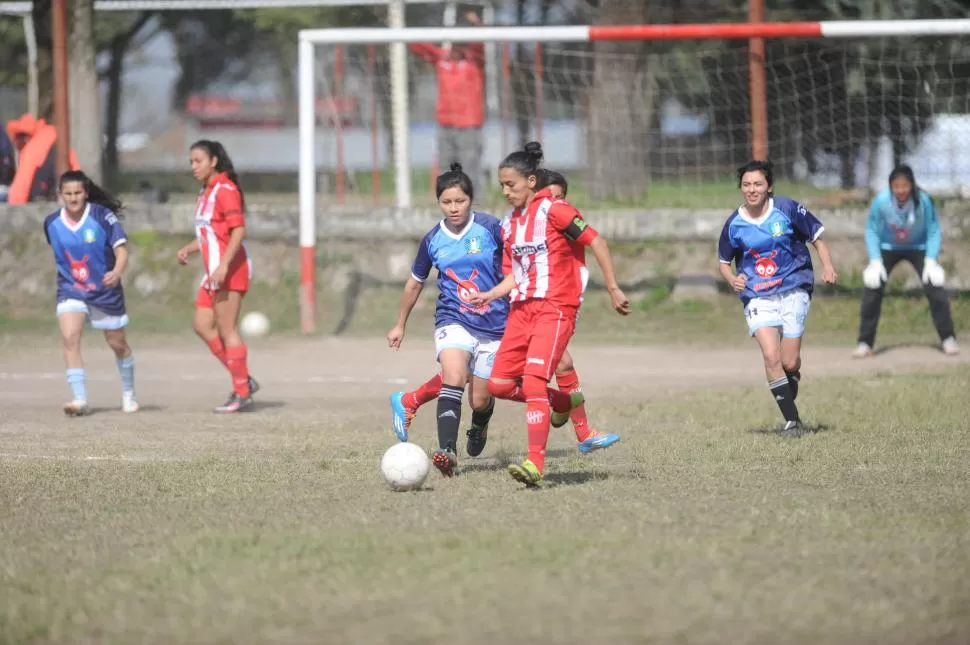 SIN FISURAS. Romina Rodríguez, la capitana de San Martín, aporta goles.  la gaceta / foto de franco vera