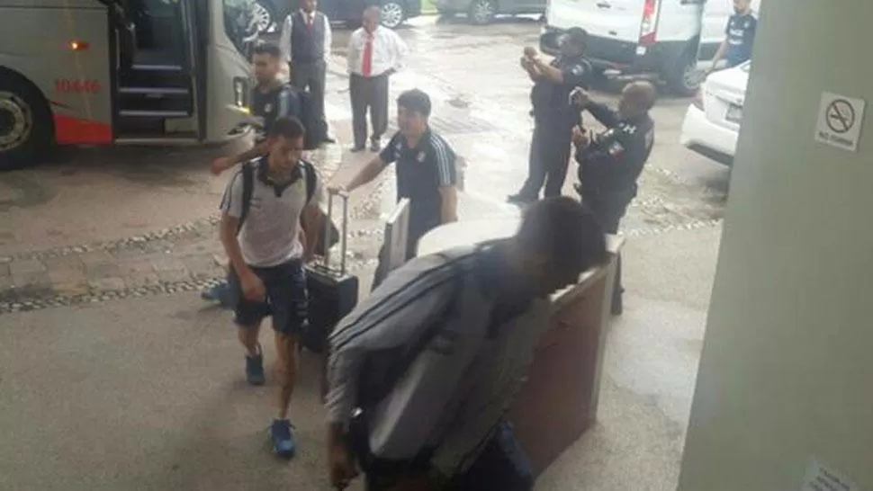EN PROBLEMAS. Tras el empate contra México, los jugadores regresan al hotel. FOTO TOMADA DE LANACION.COM