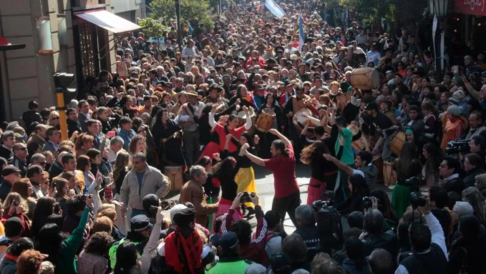 PURA TRADICIÓN. Una multitud disfrutó de la marcha por la calle 25 de Mayo. PRENSA TUCUMÁN TURISMO