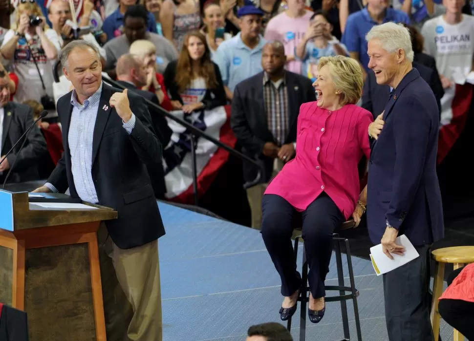 CONFIANZA. Tim Kaine, candidato a la vicepresidencia por los demócratas, hace reír, con su comentario, a Hillary y a su esposo Bill Clinton. reuters