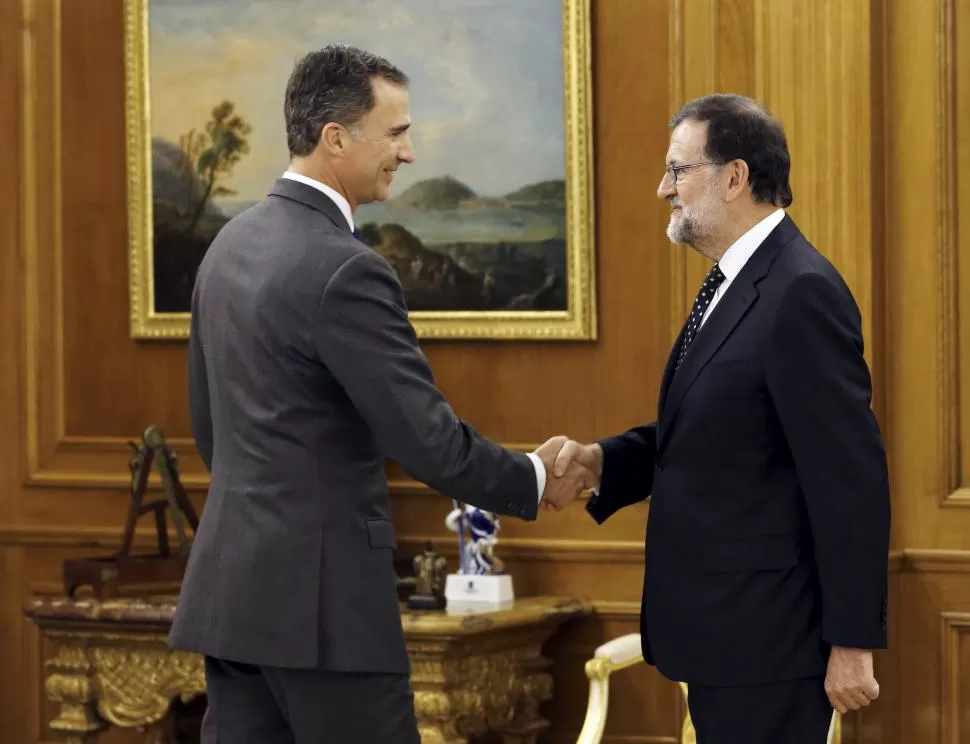 EL INTENTO. El Rey espera que Rajoy consiga los votos para ser elegido. REUTERS (archivo)