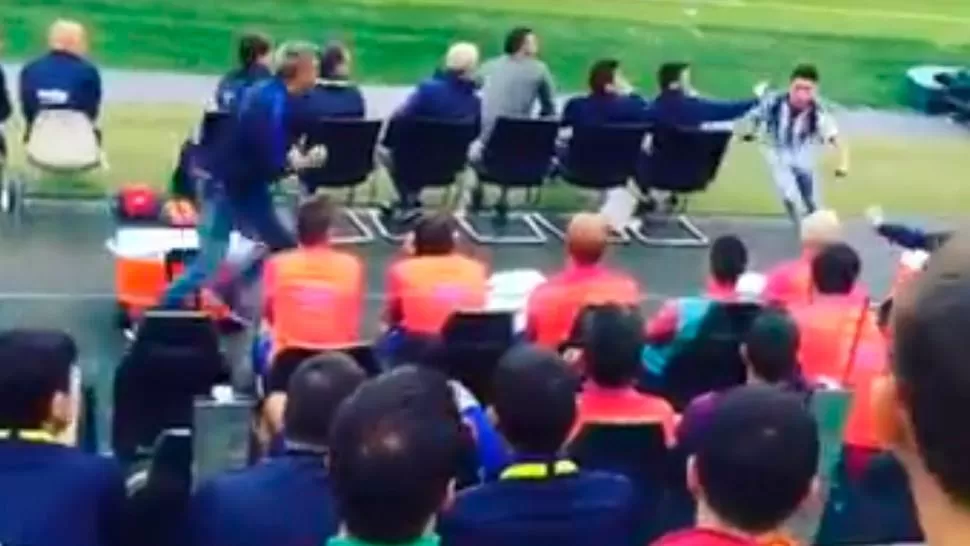 Video: un tucumano llegó hasta el banco de suplentes sólo para saludar a Messi