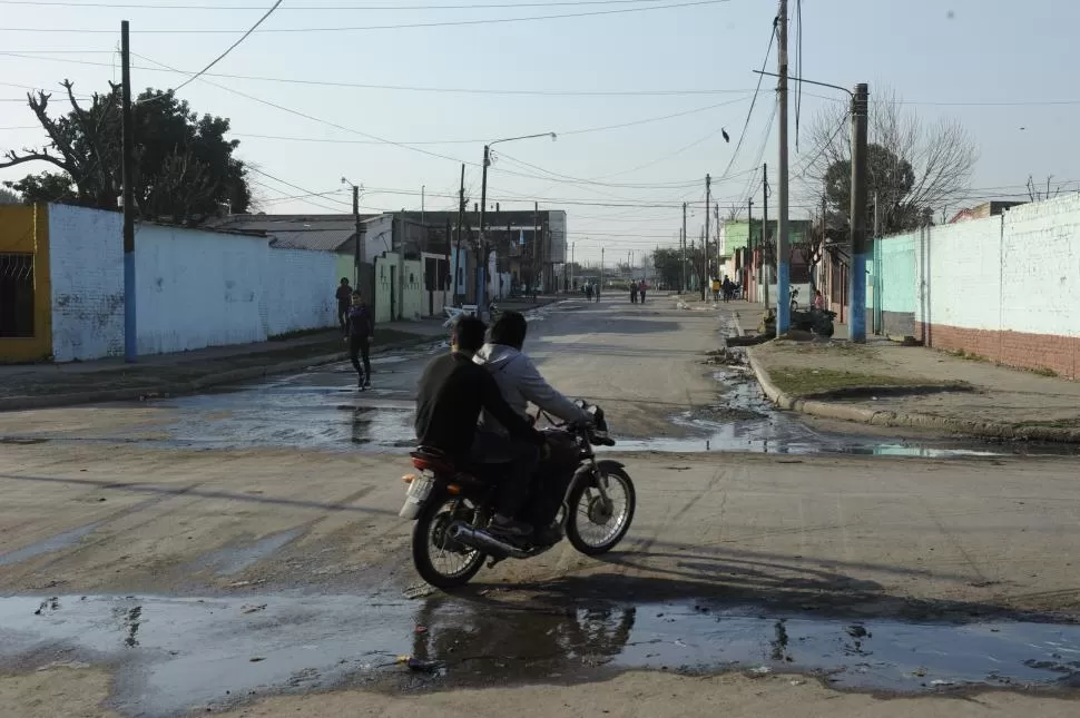 BARRIO JUAN XXIII. Dos jóvenes en moto miran hacia la esquina siguiente, donde le dispararon en el pecho a Papa. la gaceta / foto de josé nuno