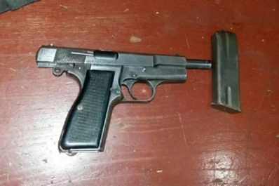 Vendían la pistola de un policía tucumano en una plaza de Catamarca