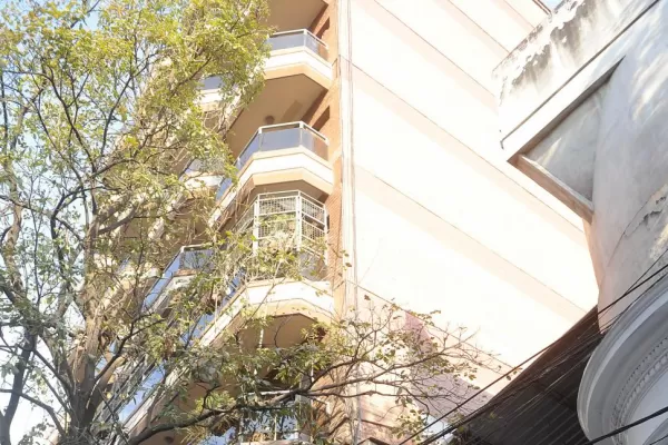 Entró a un departamento por el balcón y se llevó $ 15.000