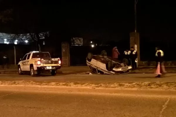 Un taxi quedó ruedas hacia arriba en Francisco de Aguirre y Muñecas