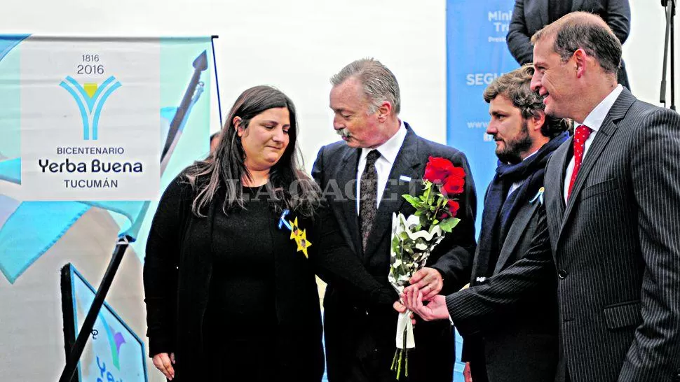 UN SENTIDO HOMENAJE. Elina Marchese recibe un ramo de rosas de manos del funcionario Lafferriere, junto al intendente Mariano Campero. LA GACETA / ANALIA JARAMILLO