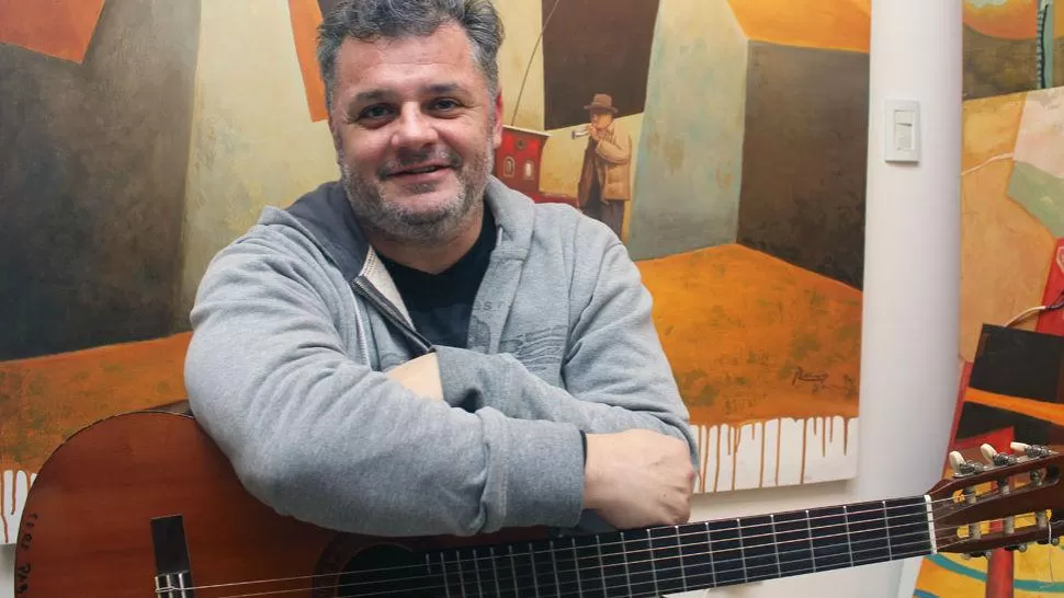 PABLO Y SU GUITARRA. El músico, en un mano a mano con LA GACETA / FOTO DE RICARDO REINOSO