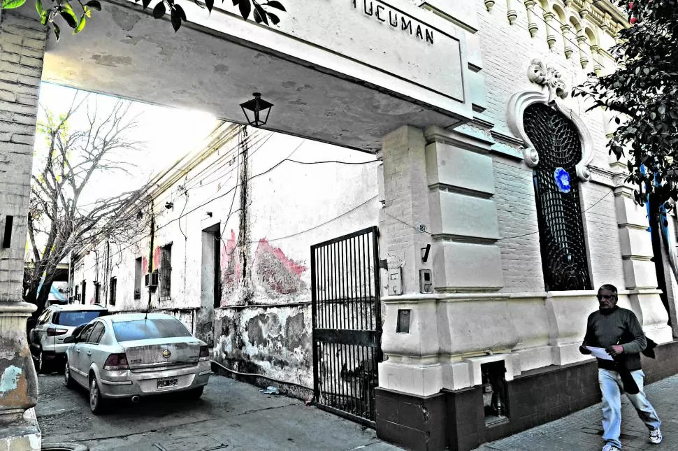 PÉSIMO ESTADO. La seccional 2ª,ubicada en la calle Buenos Aires, muestra falencias edilicias desde el exterior. la gaceta / foto de hector peralta