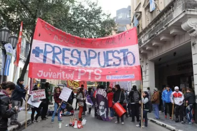 Estudiantes y docentes cortaron la calle en 25 de Mayo al 200 por la Asamblea Universitaria