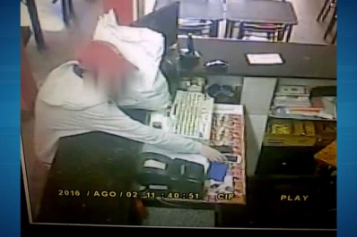 Video: robó un celular en una sandwichería y no se dio cuenta de que lo estaban filmando