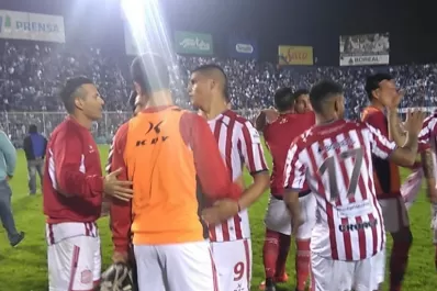 El festejo de los jugadores de San Martín en la cancha de Atlético