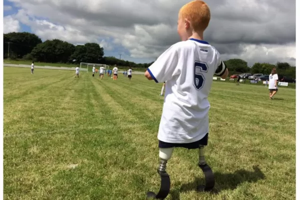 Emotivo: un niño sin piernas ni brazos cumplió su sueño de jugar al fútbol