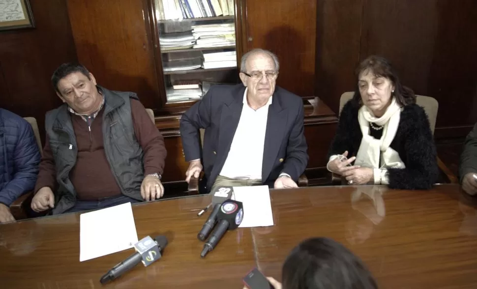 JUNTOS. El dirigente Morales, el vicerrector García y la funcionaria Silvia González anunciaron los concursos. prensa unt