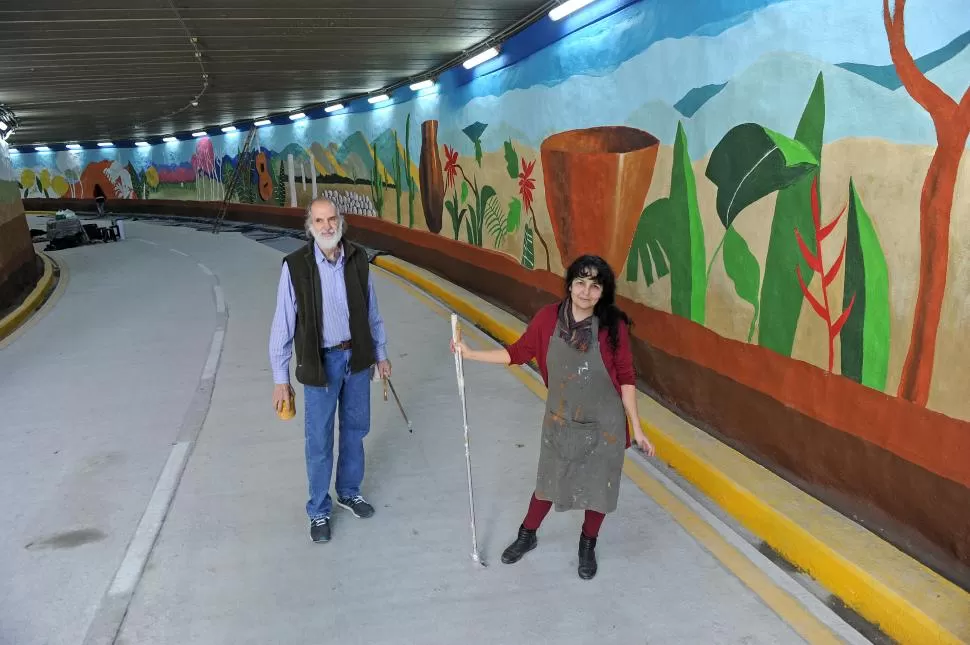 LOS ARTISTAS. Aníbal Fernández y María Florencia Ortiz Mayor continúan pintando el mural del túnel de la calle Córdoba y Marco Avellaneda.  LA GACETA / FOTO DE FRANCO VERA.