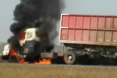 Se incendió un camión en la autopista Tucumán-Famaillá
