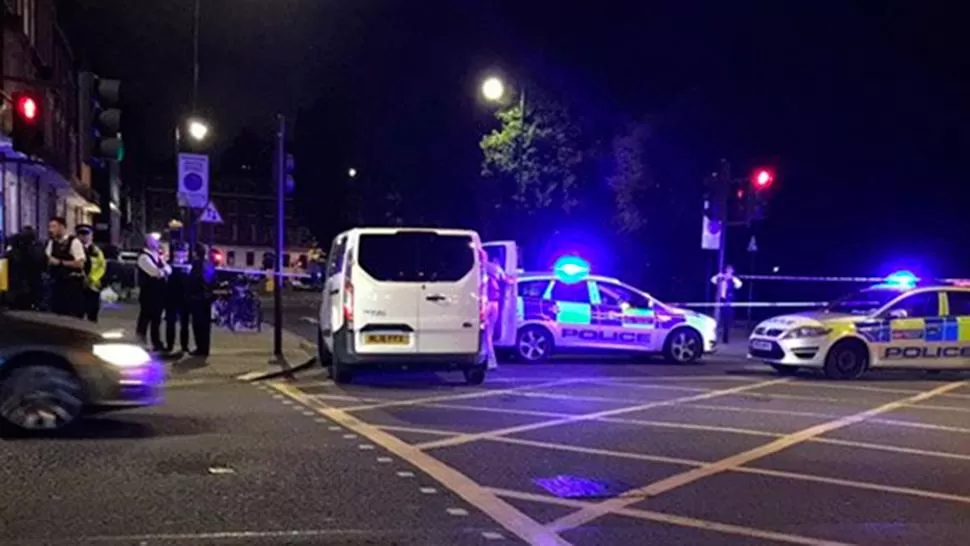 Un hombre atacó a cuchillazos a una multitud en Londres: mató a una mujer