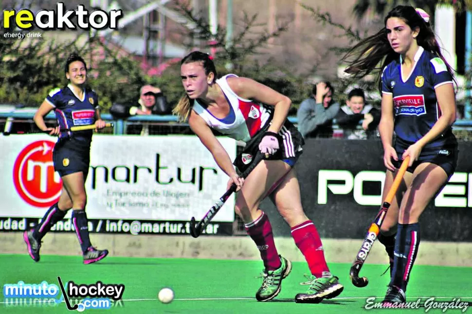 EN EL MEDIO CAMPO. “Vicky” Sauze aporta su inteligencia y su gran técnica. FOTO DE MINUTOHOCKEY.COM