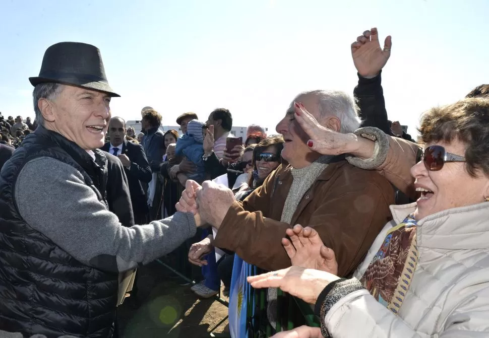 OBRA VIAL. El jefe de Estado lució un sombrero al momento de saludar a los pobladores de Junín. dyn