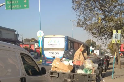 Aunque está el contenedor, los vecinos tiran la basura sobre la vereda